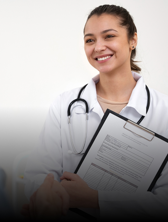 Equipo médico uniendo manos