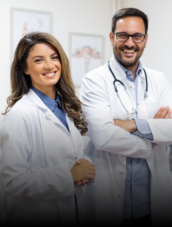 Equipo médico uniendo manos