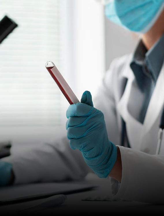 Equipo médico uniendo manos